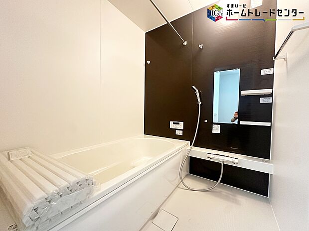 【浴室】≪Bathroom≫
窓付きのバスルームは、採光もあり明るく気持ちの良い空間です。窓があることで、換気環境も良好。掃除もスムーズに出来ます。