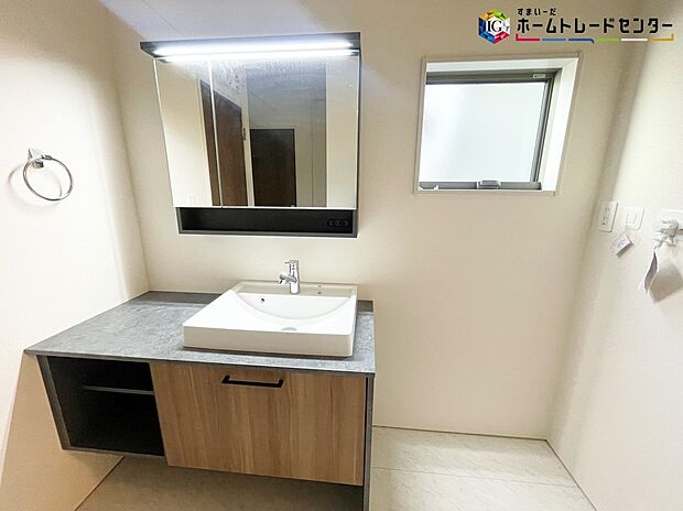 【洗面所】≪Powder room≫
サニタリースペースには窓が備えられております。毎朝の身支度も、陽の光差し込む明るい空間で、快適にお使い頂けそうです。
