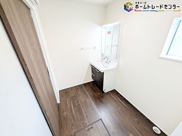 【洗面所】
≪Powder room≫
サニタリースペースには窓が備えられております。毎朝の身支度も、陽の光差し込む明るい空間で、快適にお使い頂けそうです。