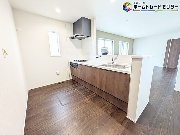 【キッチン】≪Kitchen≫
ご家族と会話をしながらのお料理は楽しいですね。出来上がった料理をお子さんが運ぶなどお手伝い時間も増えそう！
