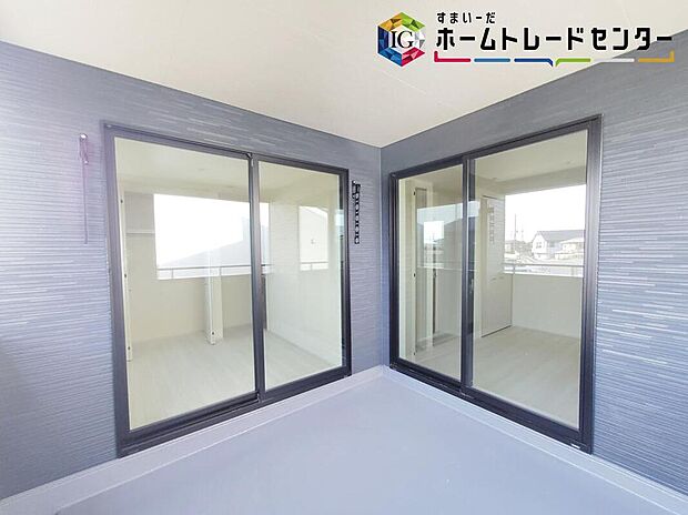 【バルコニー】インナーバルコニーでは布団やかさばる洋服などもしっかり干すことができますね。