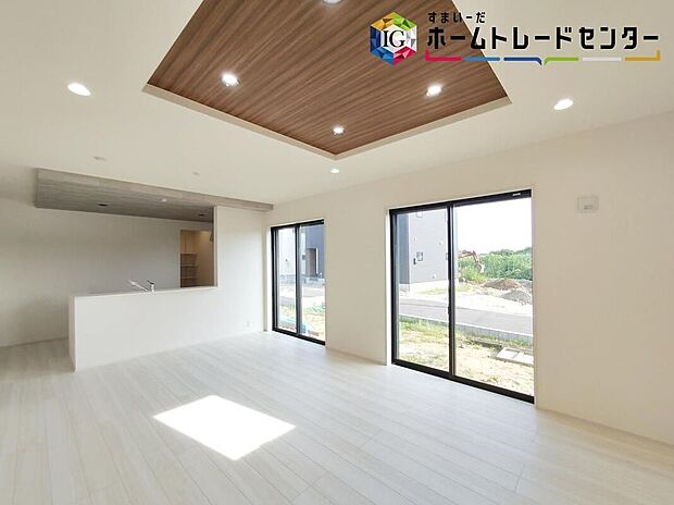 【リビング】ホームパーティに招きたくなる自慢の広々LDK.伸びやかな子育てや、にぎやかなふれあいの日々を存分に楽しんでください。