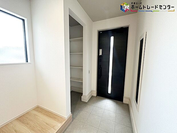 【玄関】≪entrance≫
ご家族が増えると靴の数も増えますね。扉を閉めてしまえば玄関もすっきりとした印象に。年末年始の来客が増える時期にも嬉しい玄関収納です。