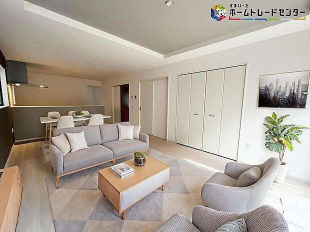 【LDK】≪Living room≫
ママの目線でデザインされた住まいは、水回りの導線や豊富な収納など魅力がたくさん。住み心地の良さをぜひご体感下さい!
※家具はCGでございます。