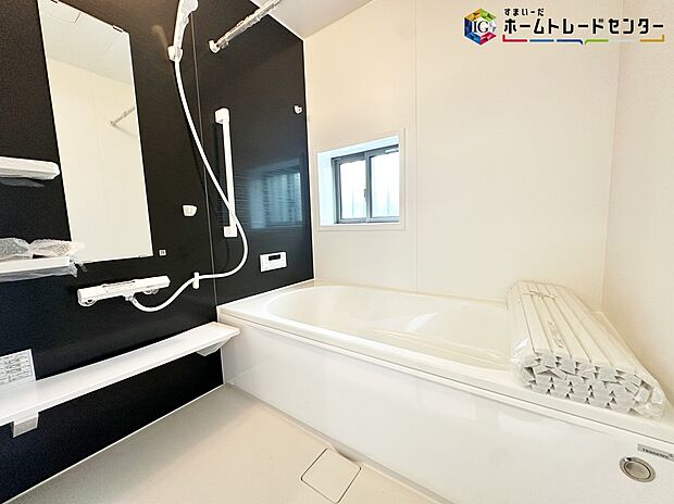 【浴室】≪Bathroom≫
窓付きのバスルーム。陽射し差し込む明るい環境は、日中の入浴も気持ち良くお使い頂けそうです。
