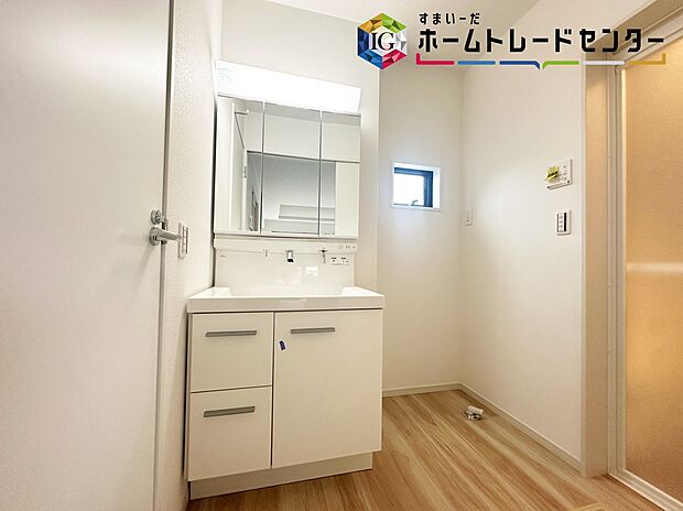 【洗面所】≪Powder room≫
サニタリースペースには窓が備えられております。毎朝の身支度も、陽の光差し込む明るい空間で、快適にお使い頂けそうです。