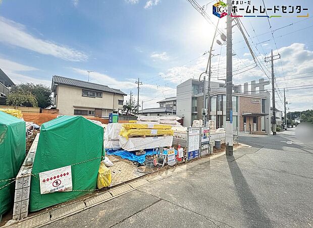 【前面道路含む現地写真】◆平日・お仕事帰りなど、いつでもご案内させていただきます!デザイン・目に見える設備面も大切ですが、耐震構造で地震に強い家の為、次代へ繋ぐ強固な住宅です。