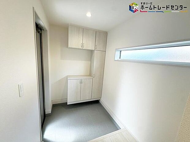 【玄関】ご家族が増えると靴の数も増えますね。扉を閉めてしまえば玄関もすっきりとした印象に。年末年始の来客が増える時期にも嬉しい玄関収納です。