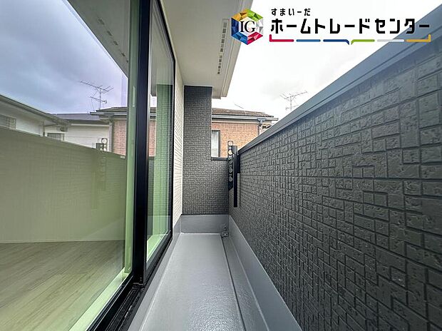 【バルコニー】≪balcony≫
南側に設置されたバルコニー。心地よい春の陽射しや暖かな風を楽しむことが出来る。晴れた日にはたっぷりの洗濯物や布団を干せます!