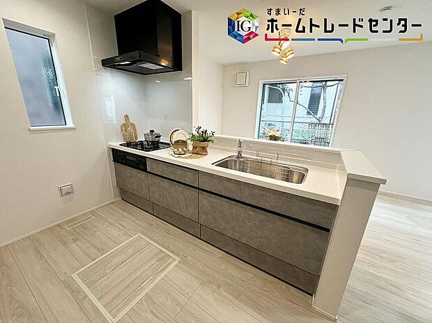 【キッチン】明るく開放感のあるリビング。対面式キッチンは、いつでもご家族を感じられる空間作りの重要ポイントになりそうです。