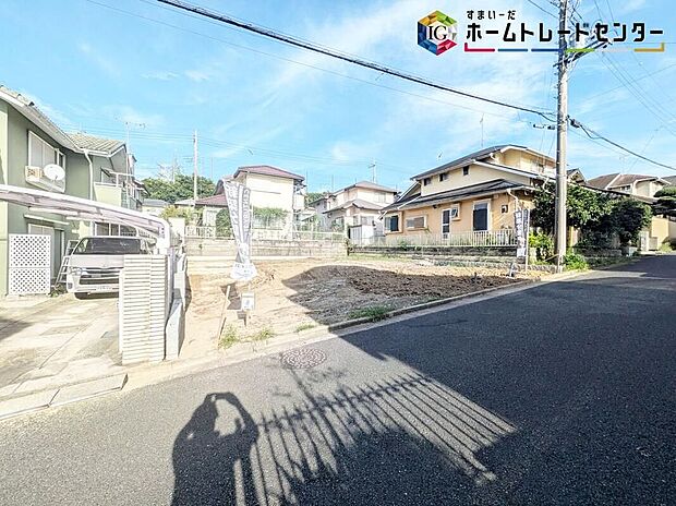 【前面道路含む現地写真】◆平日・お仕事帰りなど、いつでもご案内させていただきます!デザイン・目に見える設備面も大切ですが、耐震構造で地震に強い家の為、次代へ繋ぐ強固な住宅です。