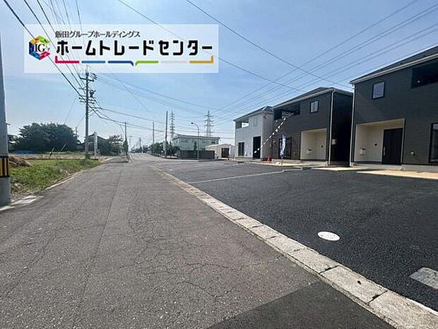 前面は南側6.02m、西側15.96m道路です。ゆとりがあり、駐車も落ち着いて行える環境になっています。