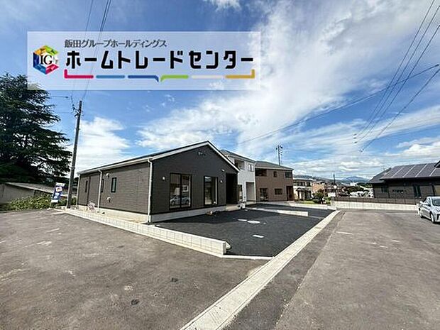 前面は北東側約６．０～７．０m道路です。交通量も少なくゆとりがあり、駐車も落ち着いて行える環境になっています。　　　　　