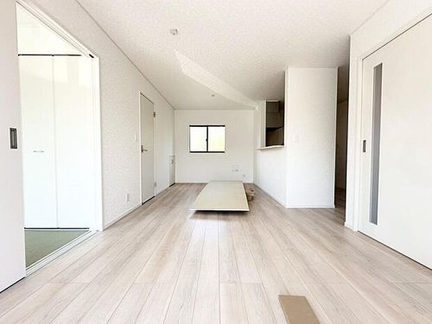 ２号棟
約１６．２帖の明るいリビング♪対面式キッチンは、家事をしながら家族の様子が一目でわかる安心＆便利設備♪