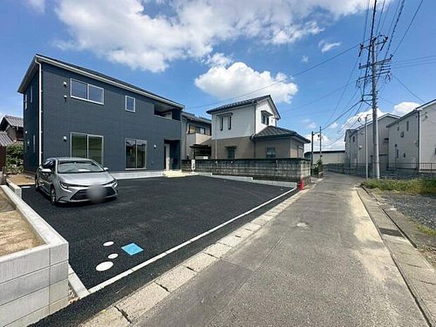 前面は北側３．６ｍ、南側側３．６ｍ、西側３．８ｍ道路です。交通量も少なく静かで、落ち着いて駐車を行える環境になっております♪