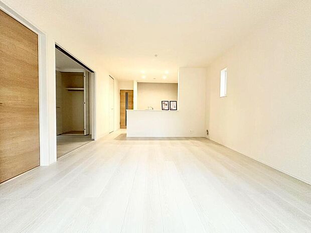 2号棟
約16帖の明るいリビング♪対面式キッチンは、家事をしながら家族の様子が一目でわかる安心&便利設備♪