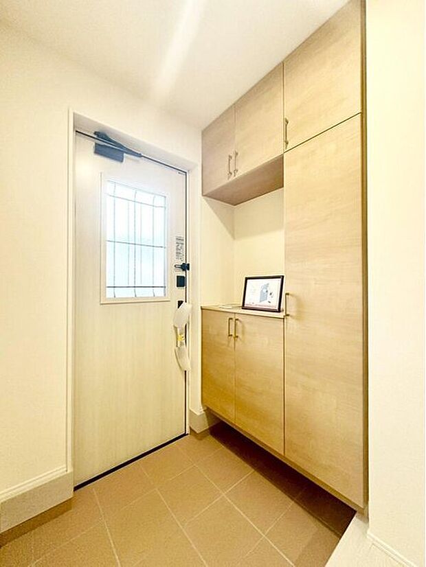 2号棟
明るくて清潔感溢れる玄関。便利な下駄箱収納付きです♪散らかりがちな玄関も
すっきりと片付きます。