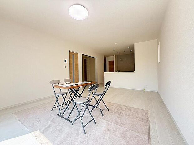 約17.63帖の明るいリビング♪対面式キッチンは、家事をしながら家族の様子が一目でわかる安心&便利設備♪