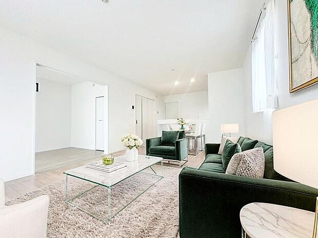 C号棟
約１６帖の明るいリビング♪（現況の物件写真に、CG による画像処理を行っています。家具、家電、照明器具、小物、カーテン、その他のイメージはCG です。）