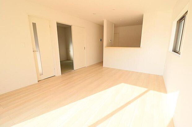 ３号棟
約１６帖の明るいリビング♪対面式キッチンは、家事をしながら家族の様子が一目でわかる安心＆便利設備♪　