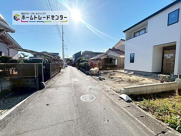 前面は東側４．０ｍ道路です。交通量も少なく静かで、駐車も落ち着いて行える安心・安全の環境になっています♪