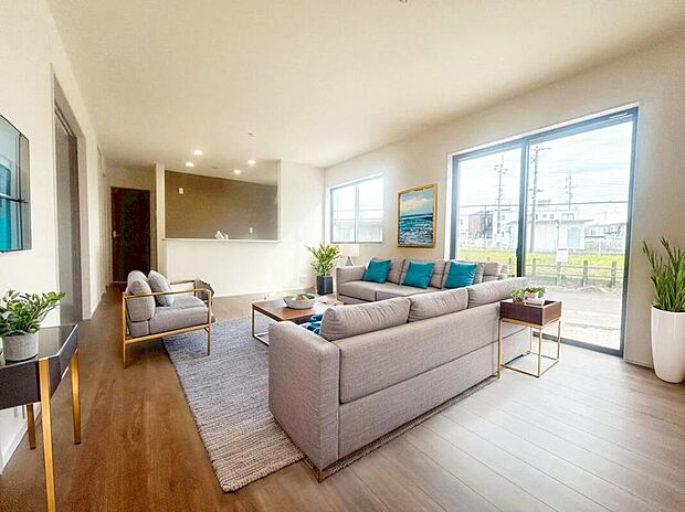 約17.8帖の明るいリビング♪(現況の物件写真に、CG による画像処理を行っています。家具、家電、照明器具、小物、カーテン、その他のイメージはCG です。)