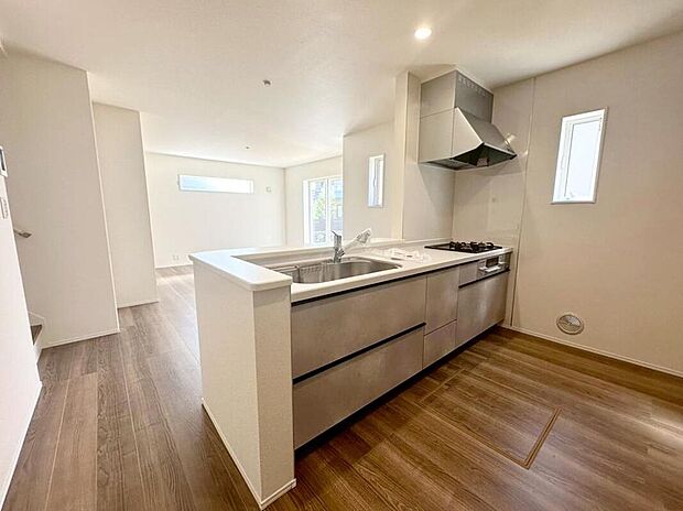 2号棟
収納力豊富なシステムキッチン。大型スライド収納付きで、すっきり片付けやすいキッチンです。床下収納もついています♪