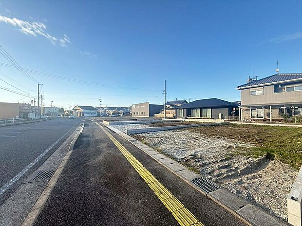 前面は南側６～１６ｍ道路です。ゆとりがあり、駐車も落ち着いて行える安心・安全の環境になっています♪