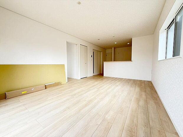 １号棟
約１７帖の明るいリビング♪対面式キッチンは、家事をしながら家族の様子が一目でわかる安心＆便利設備♪