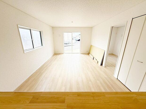 １号棟
明るい雰囲気が心地いいリビング！採光良好です！家族団らんの時間も増えそうなくつろぎの場所になりそう☆