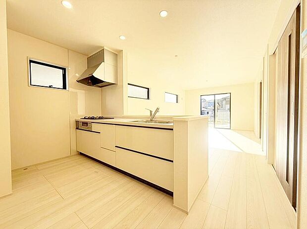 ２号棟
収納力豊富なシステムキッチン。大型スライド収納付きで、すっきり片付けやすいキッチンです。床下収納もついています♪