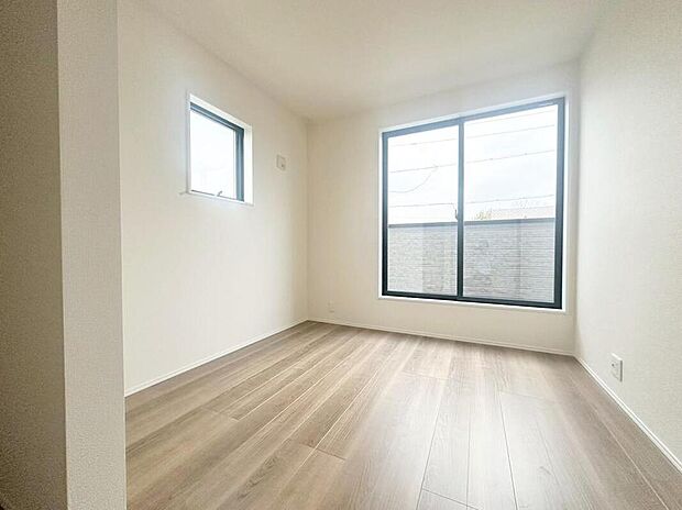 １号棟
２面採光を施した為、晴れの日の日中はいつも明るい室内に。窓を開放すれば気持ちの良い風が入り込んできます。