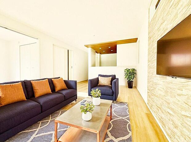 2号棟
約16帖の明るいリビング♪(現況の物件写真に、CG による画像処理を行っています。家具、家電、照明器具、小物、カーテン、その他のイメージはCG です。)