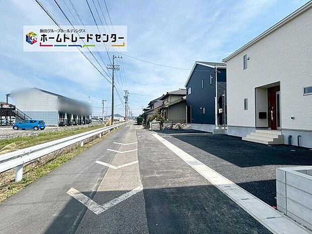 前面は北側４．９ｍ、西側５．８ｍ道路です。交通量が少なくゆとりがあり、駐車も落ち着いて行える環境になっています。　　　　　　　
