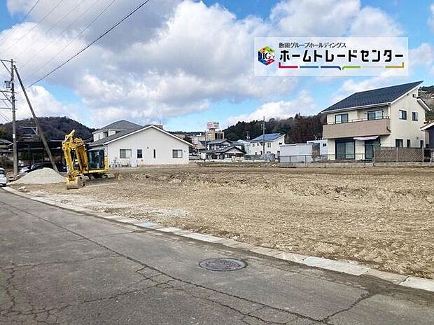 前面は交通量の少ない南西側６．２ｍ道路です。ゆとりがあり駐車も落ち着いて行える環境になっています♪