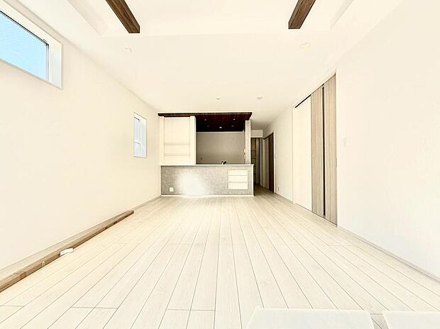 オシャレな折上天井仕様のリビング。採光良好です♪家族も自然と集まる居心地の良い快適な空間を演出♪