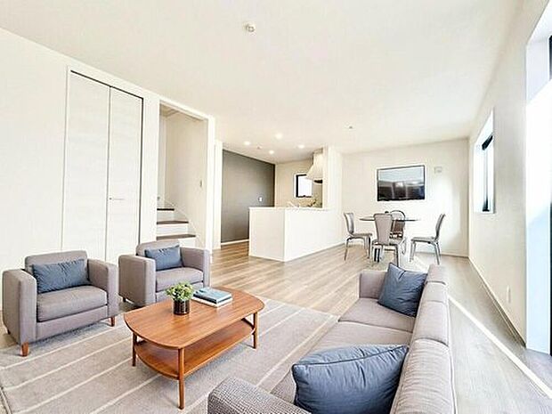 3号棟
明るい雰囲気が心地いいリビング♪(現況の物件写真に、CG による画像処理を行っています。家具、家電、照明器具、小物、カーテン、その他のイメージはCG です)