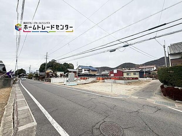 前面は南側6.8m、東側3.0m道路です。交通量が少なくゆとりがあり、駐車も落ち着いて行える環境になっています。