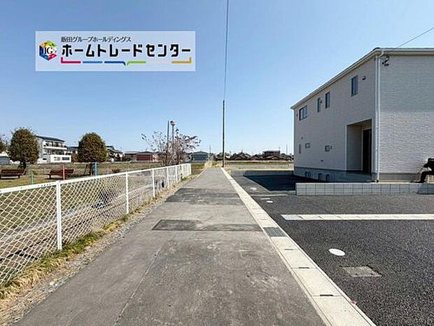 前面は北側２．６３ｍ道路です。交通量も少なく、駐車も落ち着いて行える環境になっています。　
