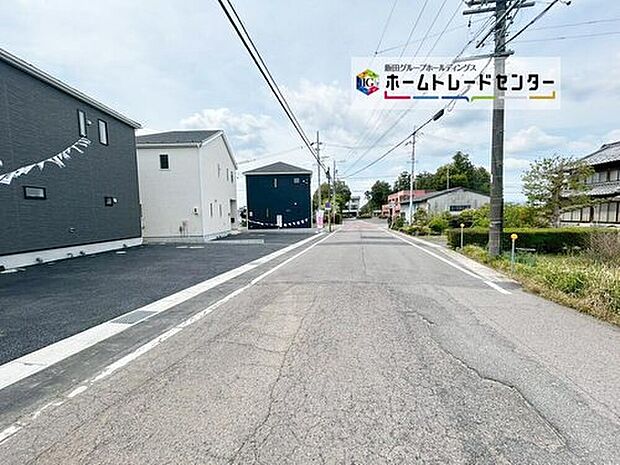 前面は北東側７．４ｍ、西側９．３ｍ道路です。交通量が少なくゆとりがあり、駐車も落ち着いて行える環境になっています。　　　　