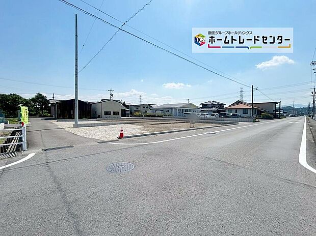 前面は北側９．０ｍ東側４．２ｍ南側４．２ｍ道路です。ゆとりがあり駐車も落ち着いて行える安全な環境になっています♪