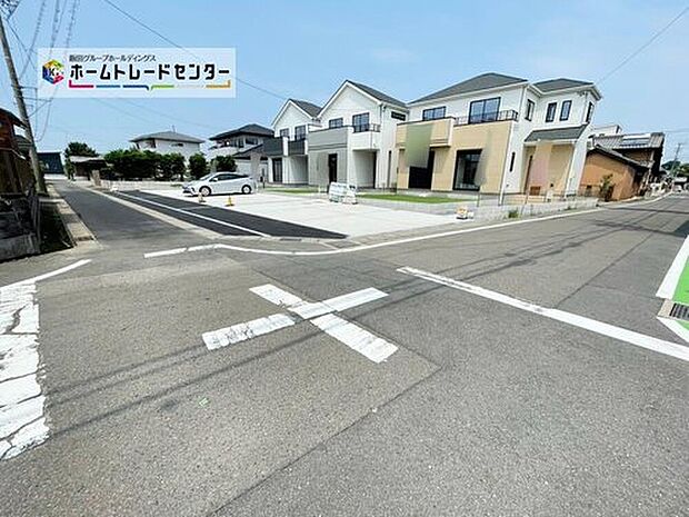前面は、交通量の少ない南側3.4m東側5.0m道路です。静かで、駐車も落ち着いて行える安心・安全の環境になっています♪