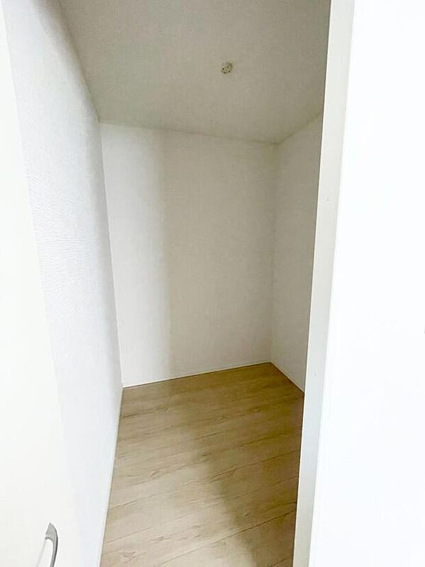 2号棟
大きな荷物も収納可能なウォークインクローゼット付き!季節ごとの入れ替え不要な嬉しい設備になっています♪