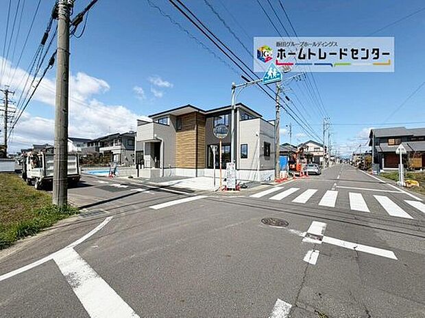 前面は交通量の少ない南西側6.0m南東側8.0m道路です。駐車も落ち着いて行える安心・安全の環境になっています。