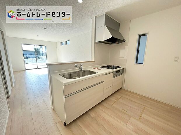 【キッチン】２号棟
収納力豊富なシステムキッチン。大型スライド収納付きで、すっきり片付けやすいキッチンです。床下収納もついています！