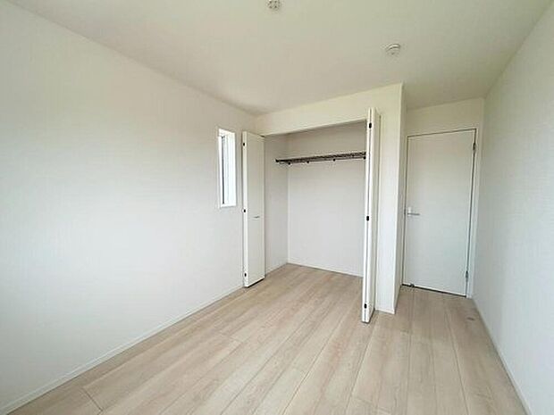 【収納】1号棟
各居室に収納を完備しておりますので、いつでもお部屋をすっきりとお使い頂けそうです。自分好みのインテリアやレイアウトを考えるのも楽しみです。