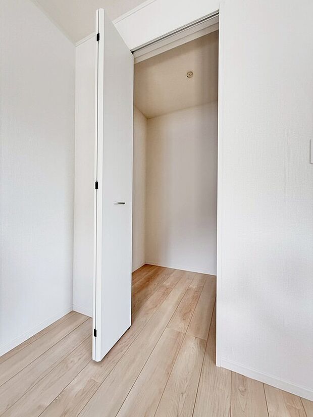 【ウォークインクローゼット】1号棟
大きな荷物も収納可能なウォークインクローゼット付き！季節ごとの入れ替え不要な嬉しい設備になっています♪
