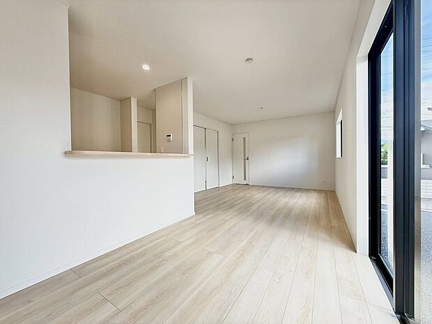 【リビング】１号棟
明るい雰囲気が心地いいリビング！採光良好です！家族団らんの時間も増えそうなくつろぎの場所になりそう☆