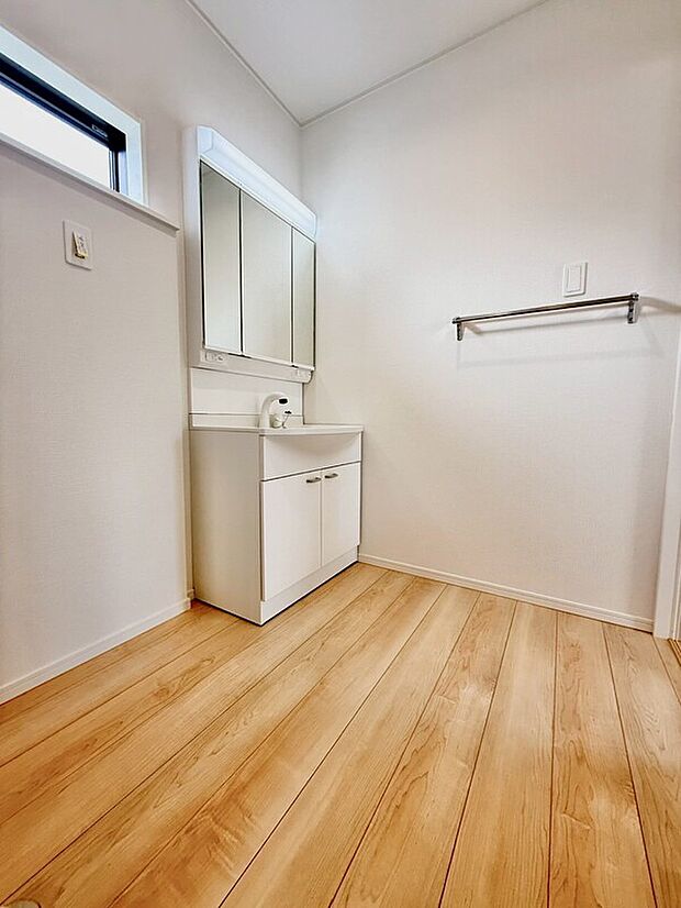 【洗面台・洗面所】１号棟
暮らしを快適にする三面鏡仕様の洗面化粧台。収納力と機能性に優れた使いやすい設備で、忙しい朝の身支度もスムーズに♪