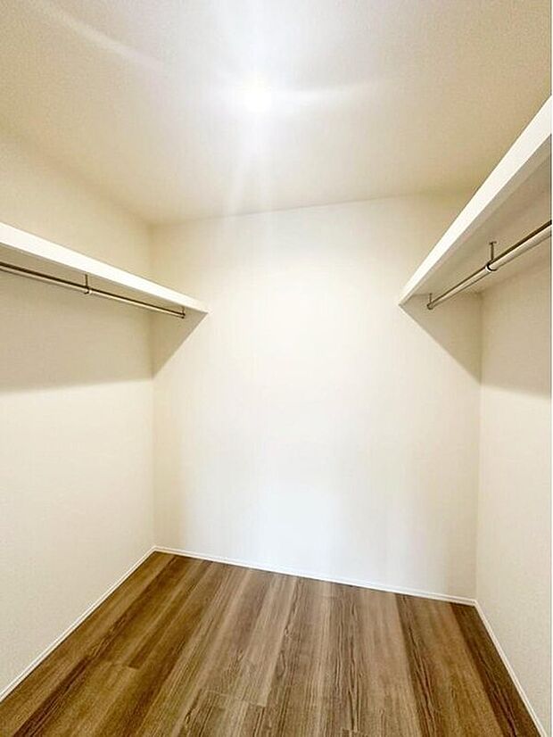 【収納】大きな荷物も収納可能なウォークインクローゼット付き！季節ごとの入れ替え不要な嬉しい設備になっています♪